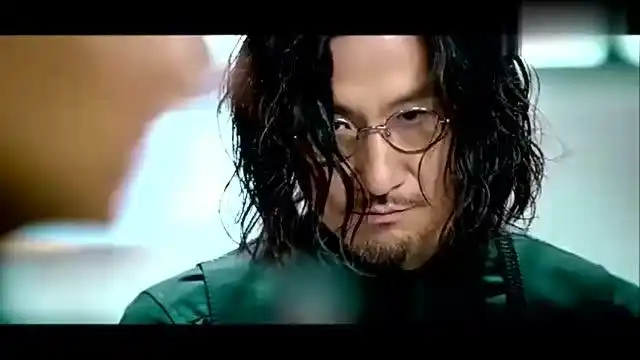 澳门风云3:易天行以一敌三,赌神英雄救美,帅气出场