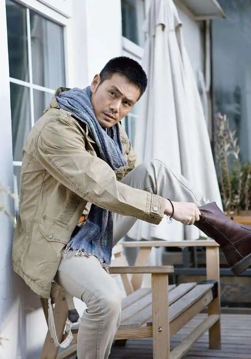 51岁硬汉被赞懂礼节,却被指责耍大牌,让保姆读剧本配四个助理_邵兵