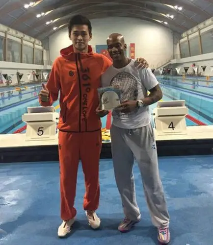 马布里探望孙杨获赠泳帽图