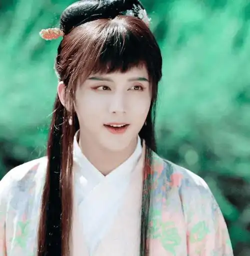 张新成穿女装,张新成这些年成长的不仅是他的女装扮相