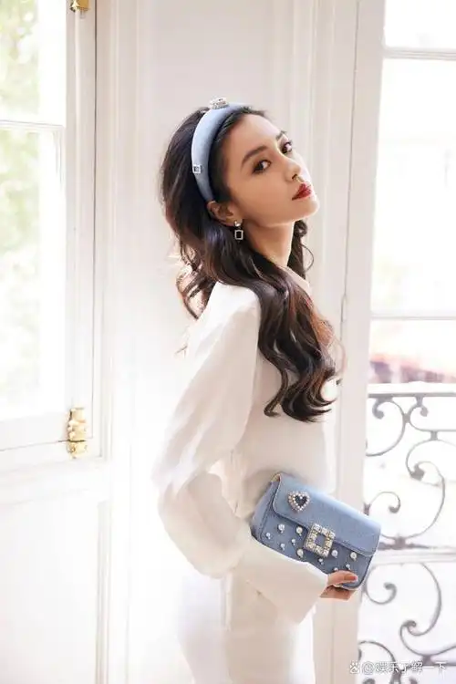 angelababy蓝白穿搭清新靓丽 戴发箍凸显法式风情