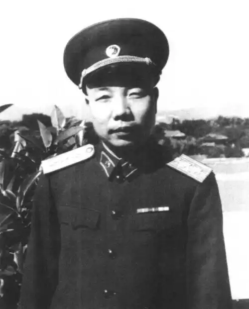 50年肖华刚调到北京,路边瞥见香烟小贩:这不是杀害黄骅的凶手吗