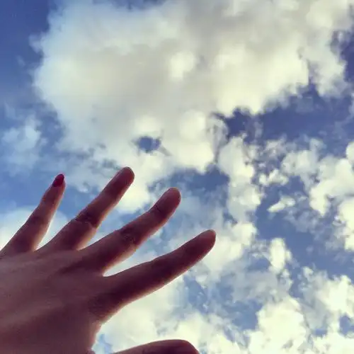 伸手触及天空