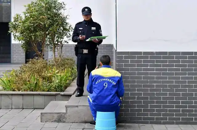 监狱:监狱服刑的犯人如果在监狱犯事会有什么惩罚?