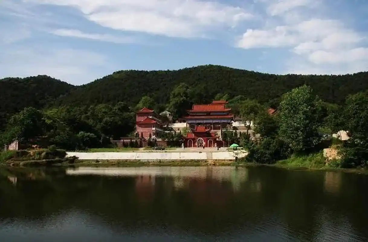 7月创作激励计划# 贤隐寺在河南省信阳市浉河区湖东街道贤山南麓幽谷