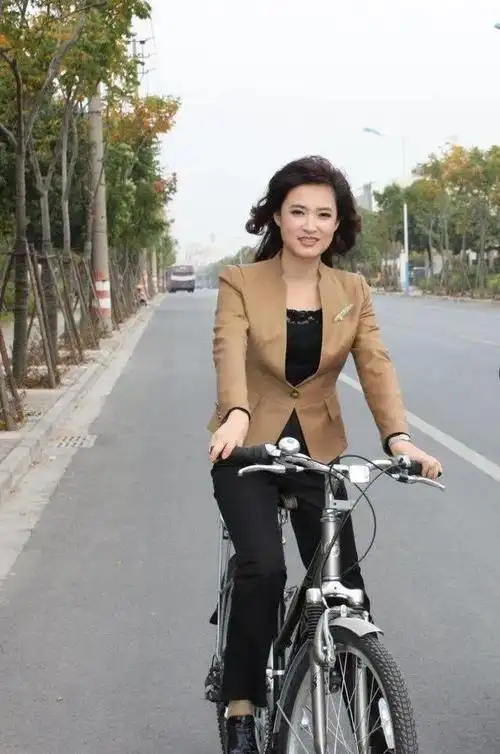 "最牛"主持人:21岁入央视,工作29年无绯闻,丈夫身份至今成谜