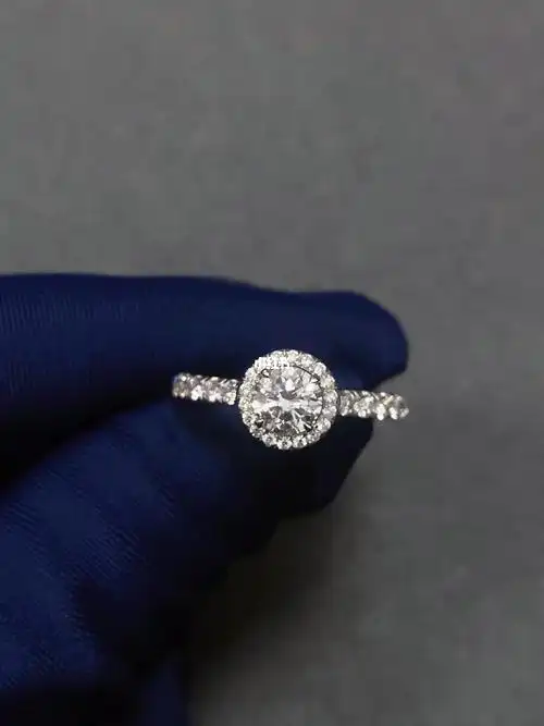 经典圆钻围镶满钻设计想大设计款96主石50分 外圈围镶一圈天然钻石