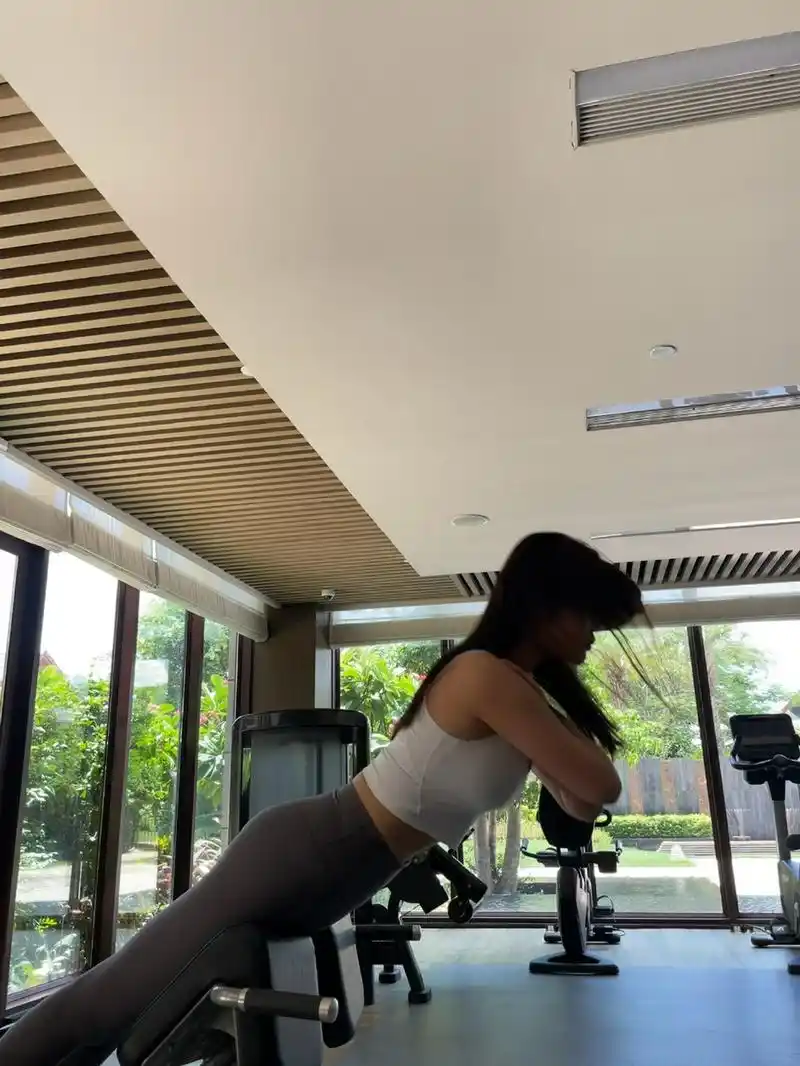 原创徐冬冬7月6日晒健身美照!薄衫难掩s型曼妙好身材,腰臀比太吸睛