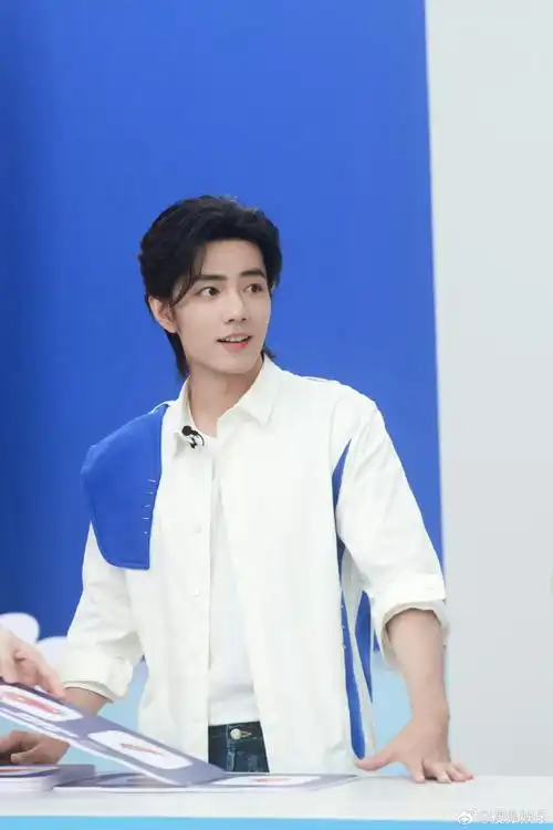 肖战蓝白拼接衬衫