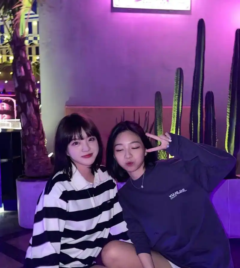 组图:王中磊女儿王文也与闺蜜聚会 短发红唇装扮随性