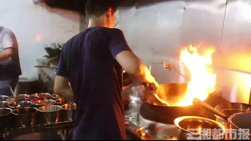 记者体验·高温下的坚守|厨师:一天汗湿三身衣,最爱听客人说"好吃"