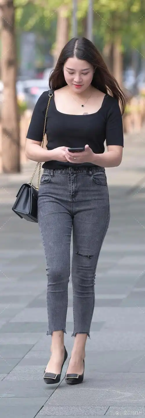 黑色牛仔裤与黑色挎包,黑色高跟鞋的搭配,神秘又高贵