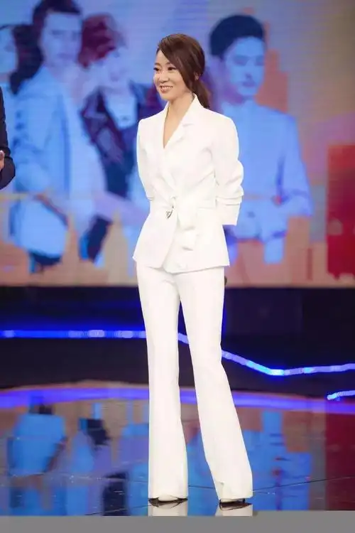 闫妮春晚黑西装演小品这就是女版的霸道总裁