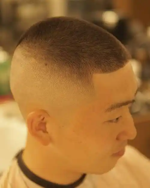 最考验男人颜值的发型来了,超短圆寸头,超级清爽有型