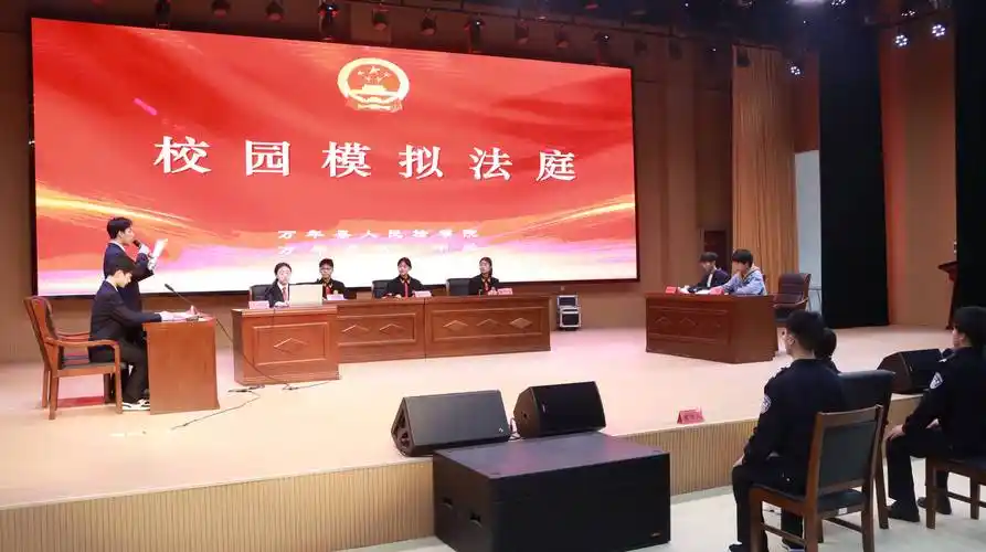 模拟法庭 法治课堂"活动,为该校高一年级500余名学生带来了一场别开生