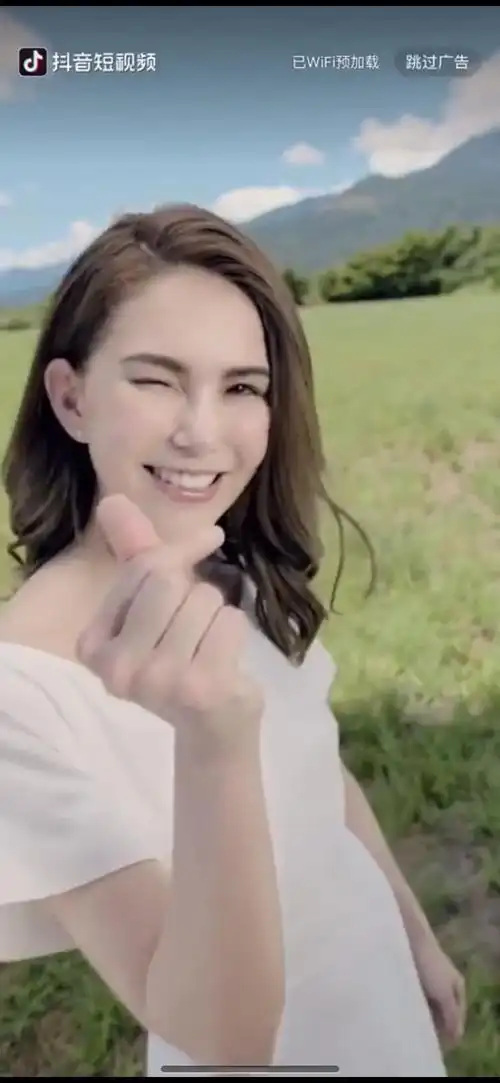 一条topview短视频内容——昆凌站在一片牧场上向你推荐一款良心奶粉