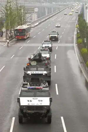 重庆反恐特警亮相 闪电突击队上街巡逻(图)