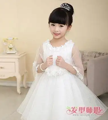 女孩齐刘海花苞头盘发发型