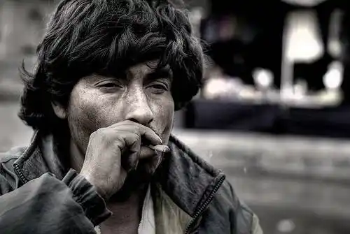 在那团薄薄的烟雾中的人,总有一番特别韵味,甭管男人还是女人.