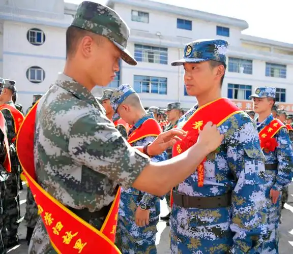 2021年退役军人为入伍新兵佩戴光荣花和绶带