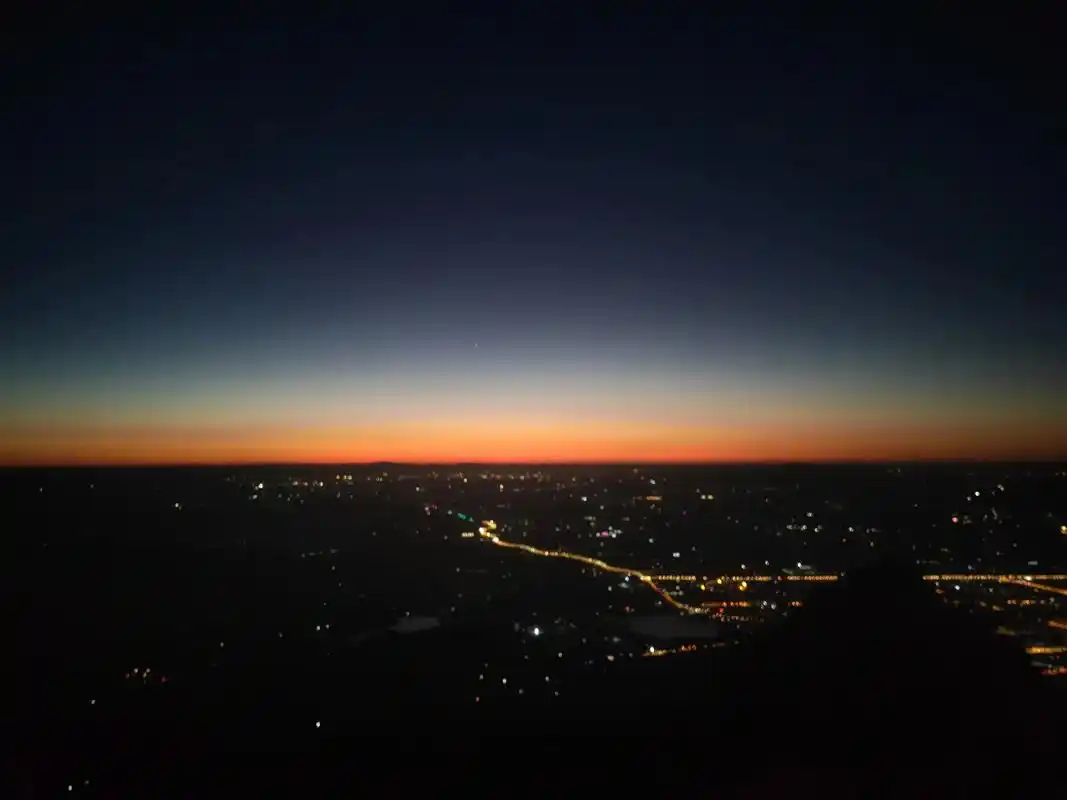 黎明破晓时.日出# 在黎明之前踏上列车不要疑惑离开或归来 - 抖音