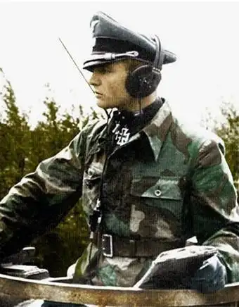 一张很著名的二战德军照片,图中的军官站在炮塔上,目光深邃,威武霸气