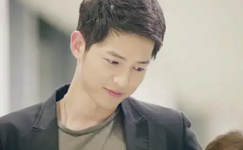 《太阳的后裔》宋仲基与前女友拥抱贴脸 羡煞"宋太太们"