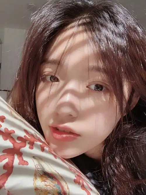 林允在微博晒出一组自拍照,照片中林允随性地躺在床上,虽是素颜但皮肤