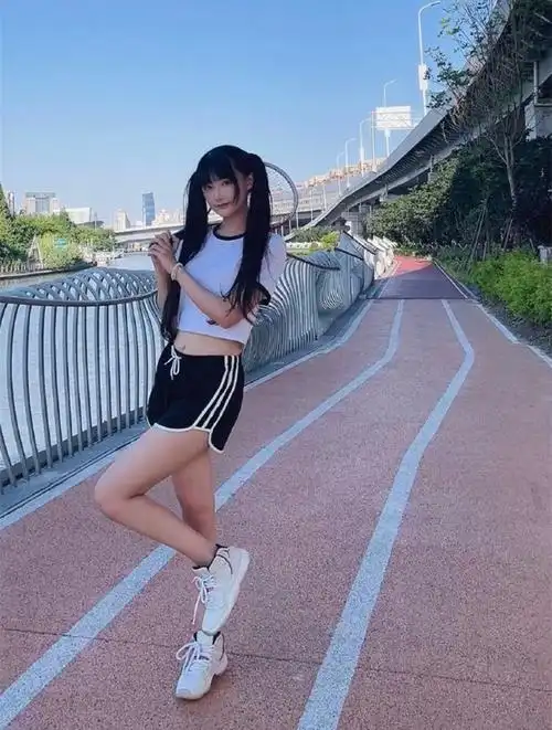 kpl最美女解说天云灵性cos大乔新皮肤灵儿晒光脚海景白裙