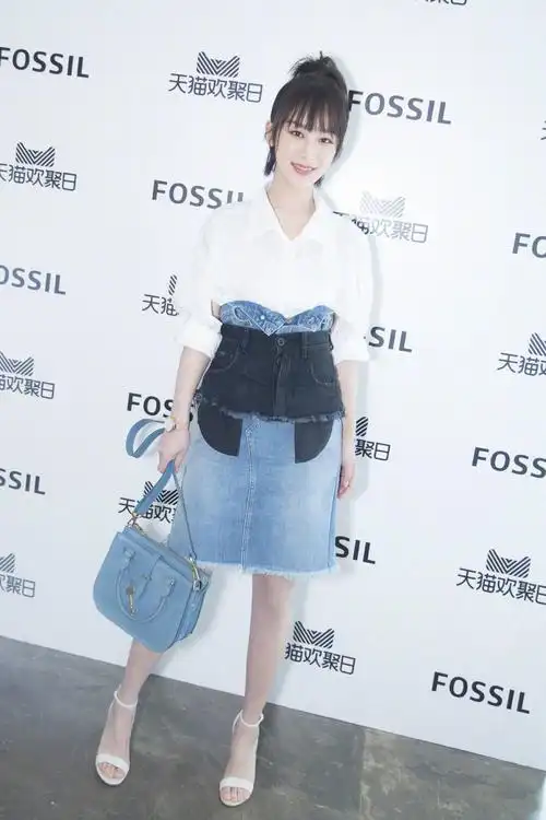 杨紫穿两条牛仔裙还把裙子提到胸口显腿长网友瘦了好多