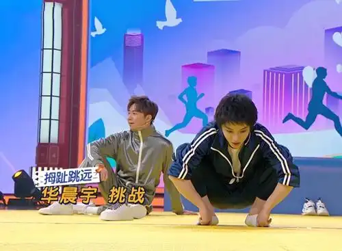 有一种小脚叫华晨宇的小脚,看到他穿袜子方式,网友:不敢信!