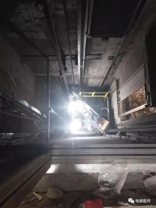 实拍通力直角开门电梯