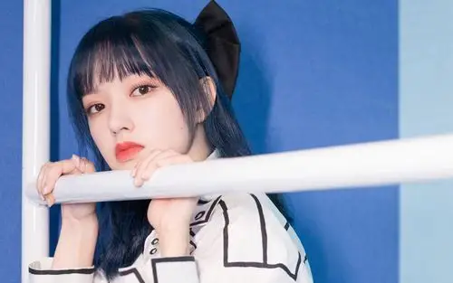 程潇蓝色短发性感图片桌面壁纸