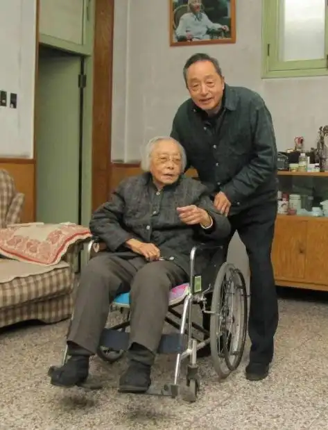 她的丈夫是开国上将在长征的草地上生孩子现在已经104岁