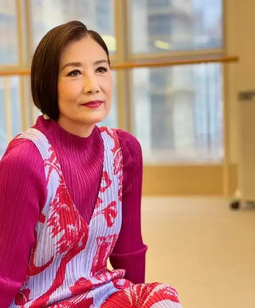 港星汪明荃近况曝光74岁穿高跟鞋化浓妆向粉丝透露保养秘诀