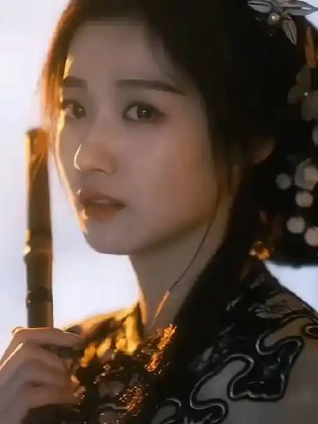 一双含情脉脉的眼睛,她眼神里好有戏啊,很有故事感!