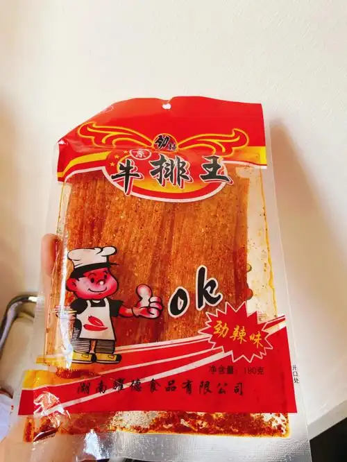 这个辣条是我上学94时常吃的牛排王,这个可好吃,甜辣甜辣,辣条的油