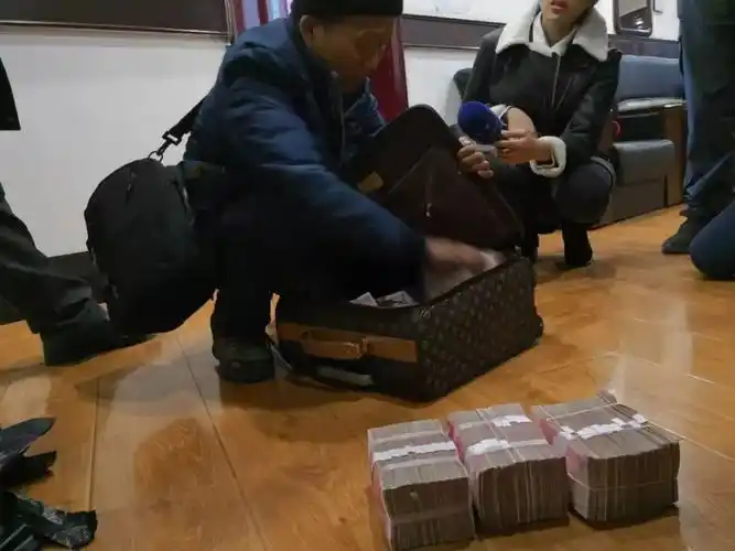 谁丢的百万现金?又拿错别人的箱子下了车!