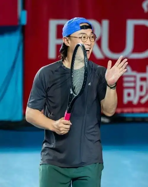 陈奕迅伤愈回归:首次公开深见骨下巴疤痕!