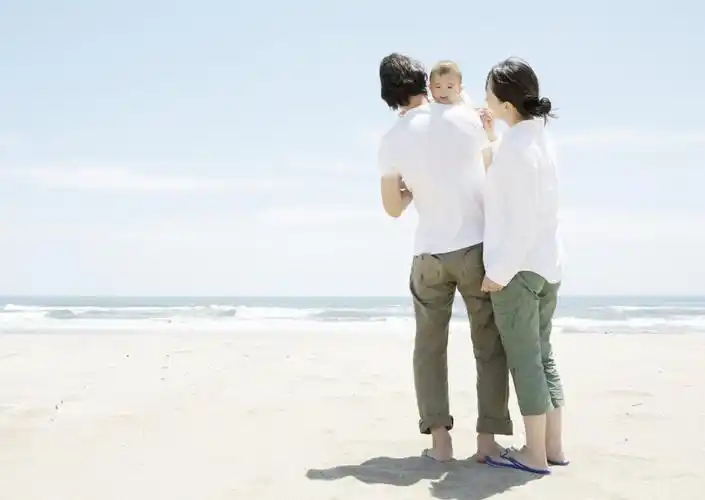 父母带宝宝去海边游玩图片