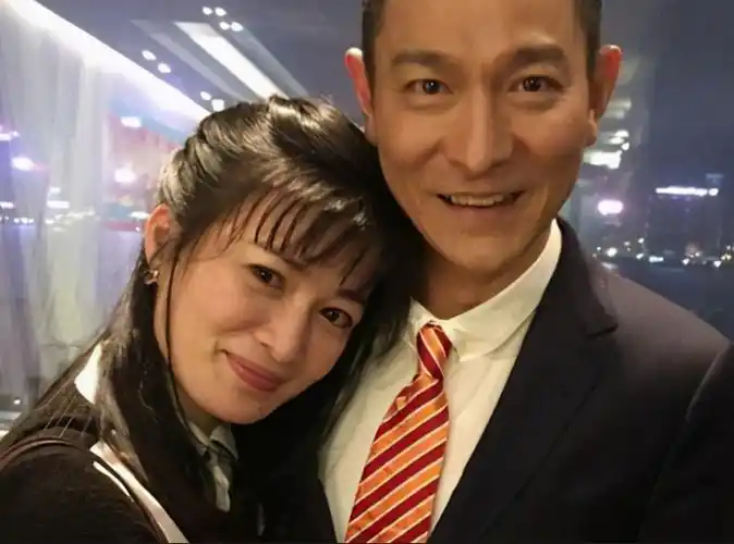 也正是凭着不俗的表现得到了刘德华的提携,收其为徒,并用尽资源力捧