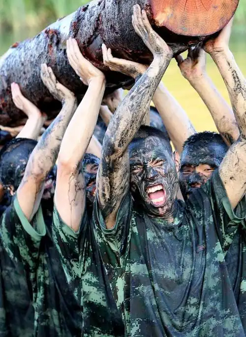 武警90后嫩兵臭水塘里残酷训练(组图)