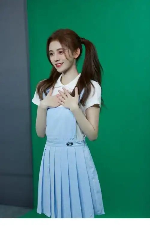 鞠婧祎穿背带百褶裙甜笑乖巧可爱双马尾造型元气十足