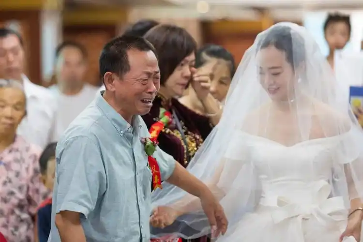 婚礼中的父亲