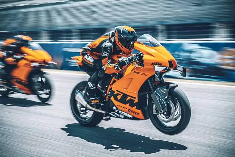 ktm rc8c 赛道特写_搜狐汽车_搜狐网