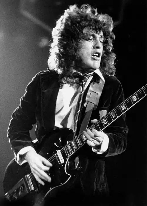 著名摇滚乐队acdc吉他手angusyoung