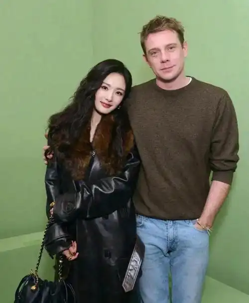 杨幂巴黎时装周与罗意威总监亲密合影引热议