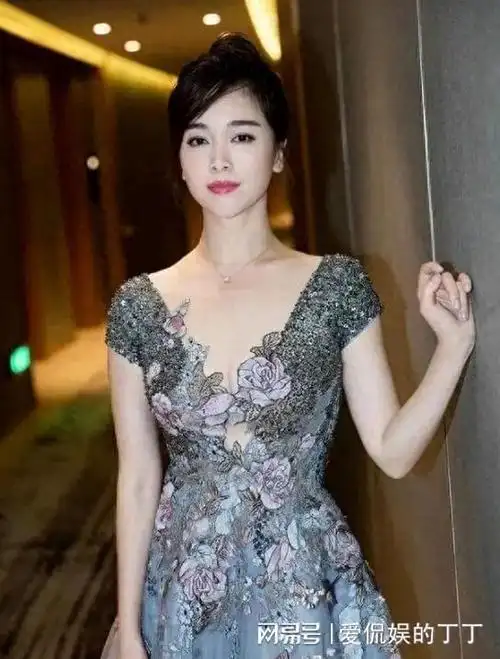 左小青身着泳装下水游玩网友表示这就是恋爱的感觉吧