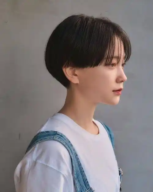 这款中分的半盖耳短发效果还不错,搭配后脖推边的设计,清爽利落很立体
