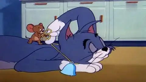 猫和老鼠:老鼠想给猫带铃铛,猫给老鼠带个狠的,还显得脖子长!